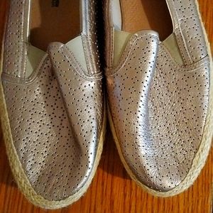 Clarks Size 10 women's gold metallic slip on shoe NEVER WORN